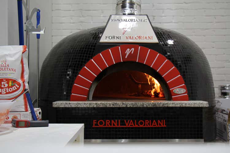 (Forni Refrattari Valoriani Tre novit&agrave; per i maestri della pizza)