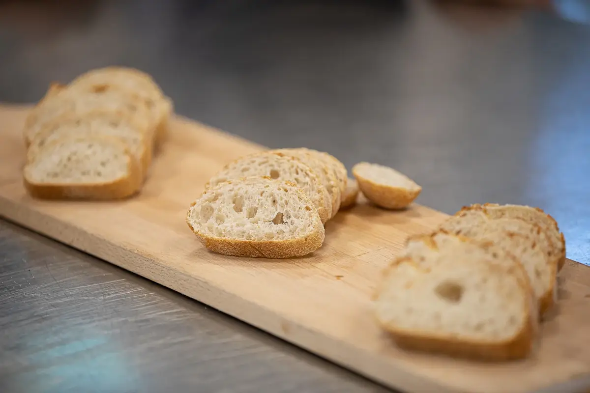 Fette di pane (foto Franco Moret) A Follador è di scena il “grande freddo”: abbattere il pane per non abbattere i panifici