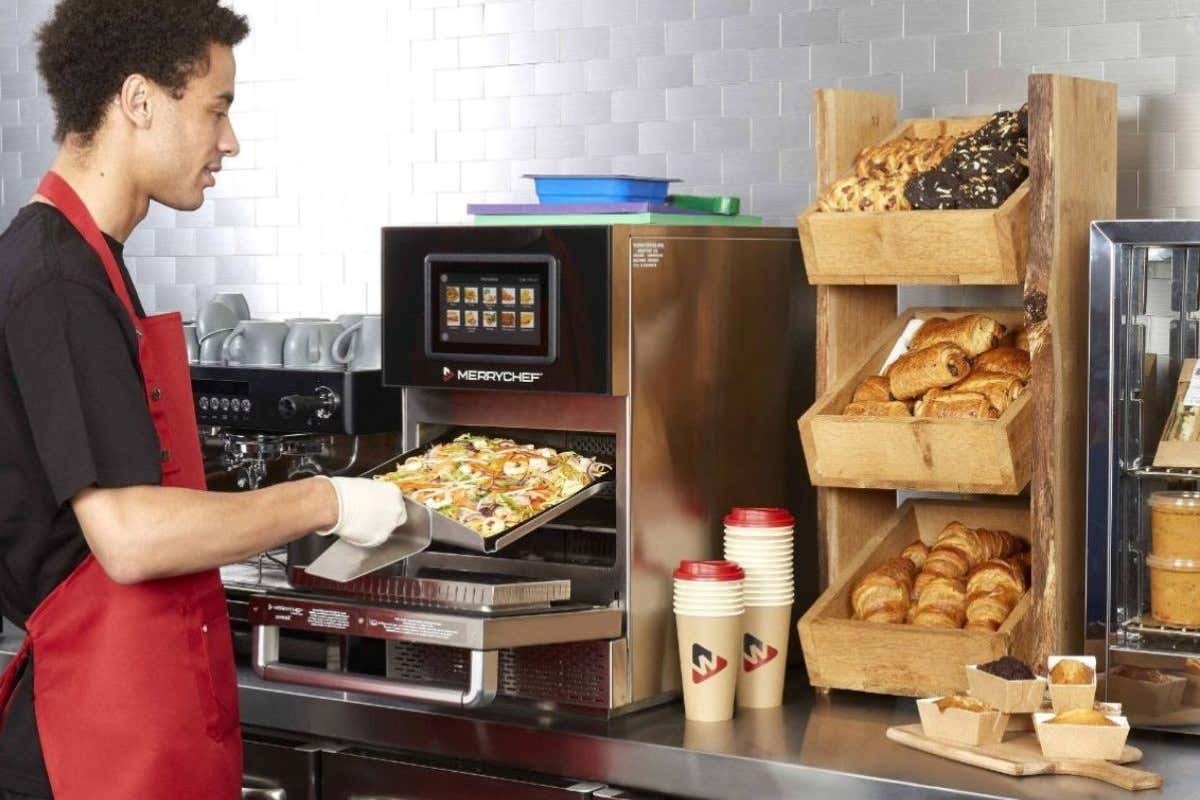 Un forno Merrychef connex 12 in acciaio in azione I nuovi forni ad alta velocità Merrychef conneX: compatti, silenziosi e connessi