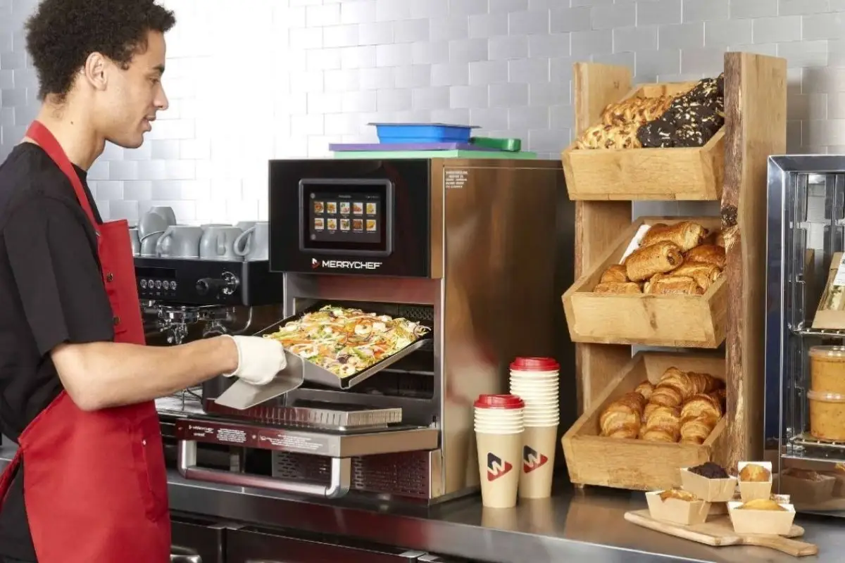 Un forno Merrychef connex 12 in acciaio in azione I nuovi forni ad alta velocit&agrave; Merrychef conneX: compatti, silenziosi e connessi
