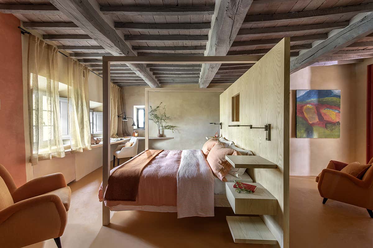 Il recupero filologico del borgo si riflette nelle stanze: un perfetto equilibrio materico dove l’architettura d’interni accoglie la luce e il paesaggio della Val d'Orcia