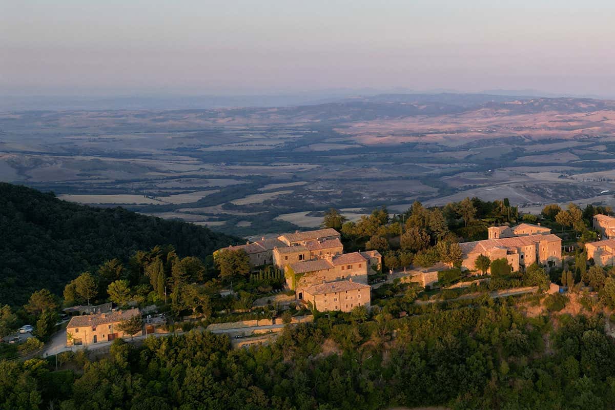 Le linee storiche di Castiglioncello del Trinoro si fondono con il profilo della Val d’Orcia