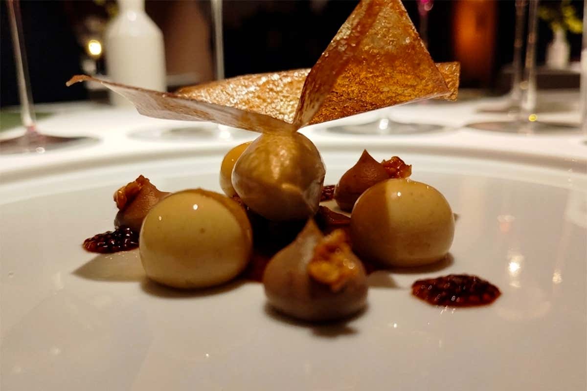 Continuità stilistica: la pasticceria prosegue il racconto dello chef con lo stesso linguaggio minimale