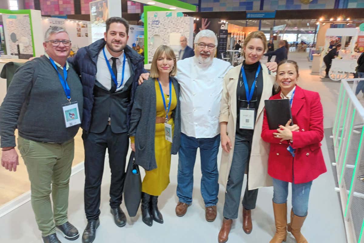 Una foto di gruppo in fiera Malaga: dal Salone dell'accoglienza alla città sul filo della globalizzazione