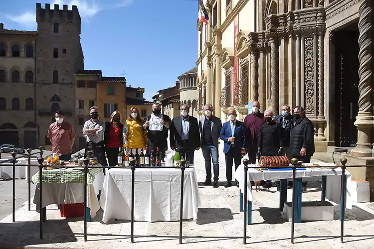 Da un'idea del fotografo Alessandro Falsetti nasce ad Arezzo Foto&hellip;mangiando Ad Arezzo c'&egrave; ''Foto&hellip; mangiando''per sostenere ristoratori e fotografi
