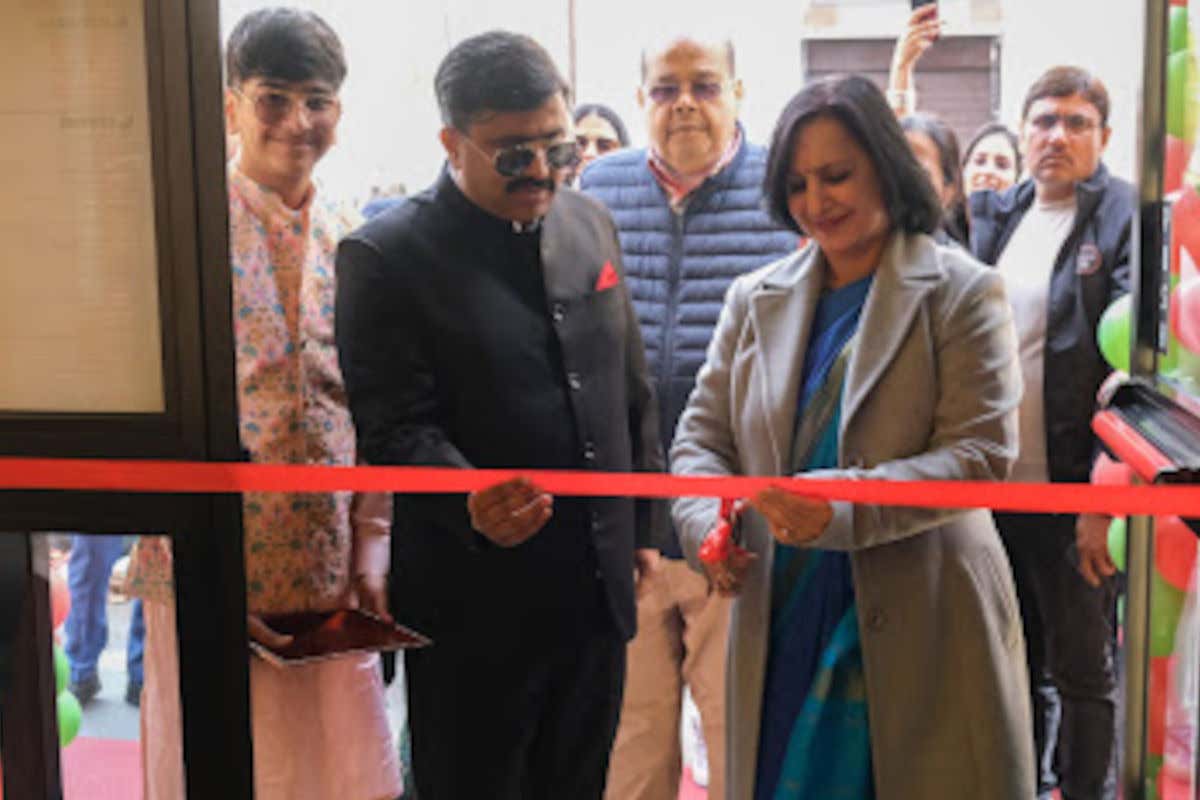 Neena Malhotra è un'ufficiale del servizio estero indiano. Attualmente è ambasciatrice dell'India nella Repubblica di San Marino, con residenza a Roma A Roma il primo ristorante in Italia della catena indiana Saravanaa Bhavan