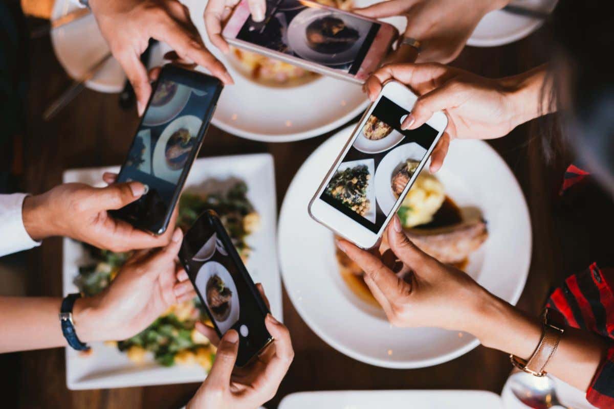 Basta foto di piatti al ristorante? Ecco perché c'è chi le vieta