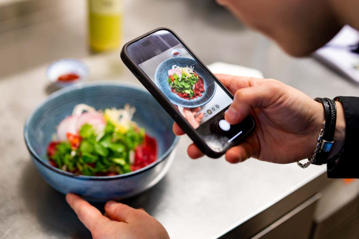 Cena con delitto: lo smartphone ha ucciso il piacere di mangiare al ristorante Cena con delitto: lo smartphone ha ucciso il piacere di mangiare al ristorante