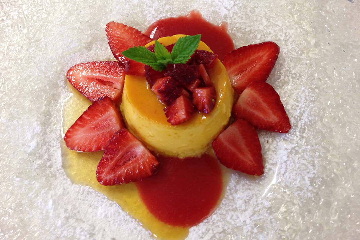 Latte in piedi al caramello salato e coulis di fragole fresche  Latte in piedi al caramello salato e coulis di fragole fresche