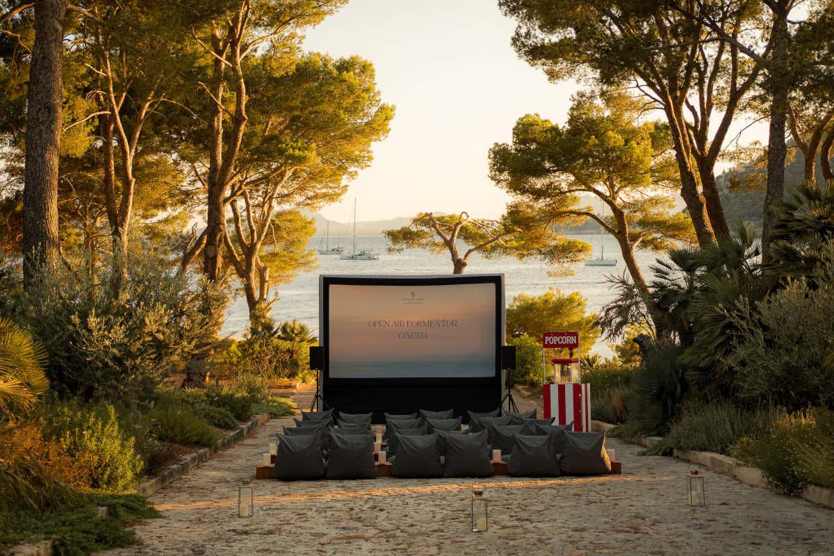 Cinema all'aperto sotto il cielo di Maiorca al Four Season Resort at Formentor