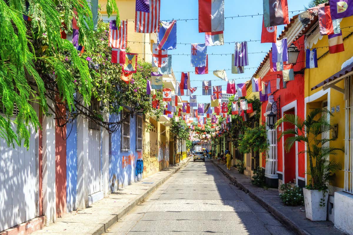 Una strada tipica del quartiere Getsemaní di Cartagena