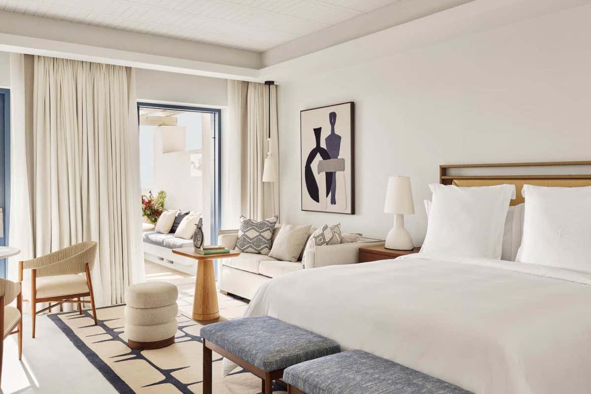 Una delle camere del Four Seasons Hotel Mykonos
