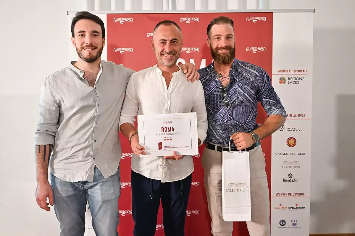 Francesco Apreda mostra il riconoscimento del Gambero Rosso Il Divinity Terrace con Francesco Apreda conquista Tre Cocotte del Gambero