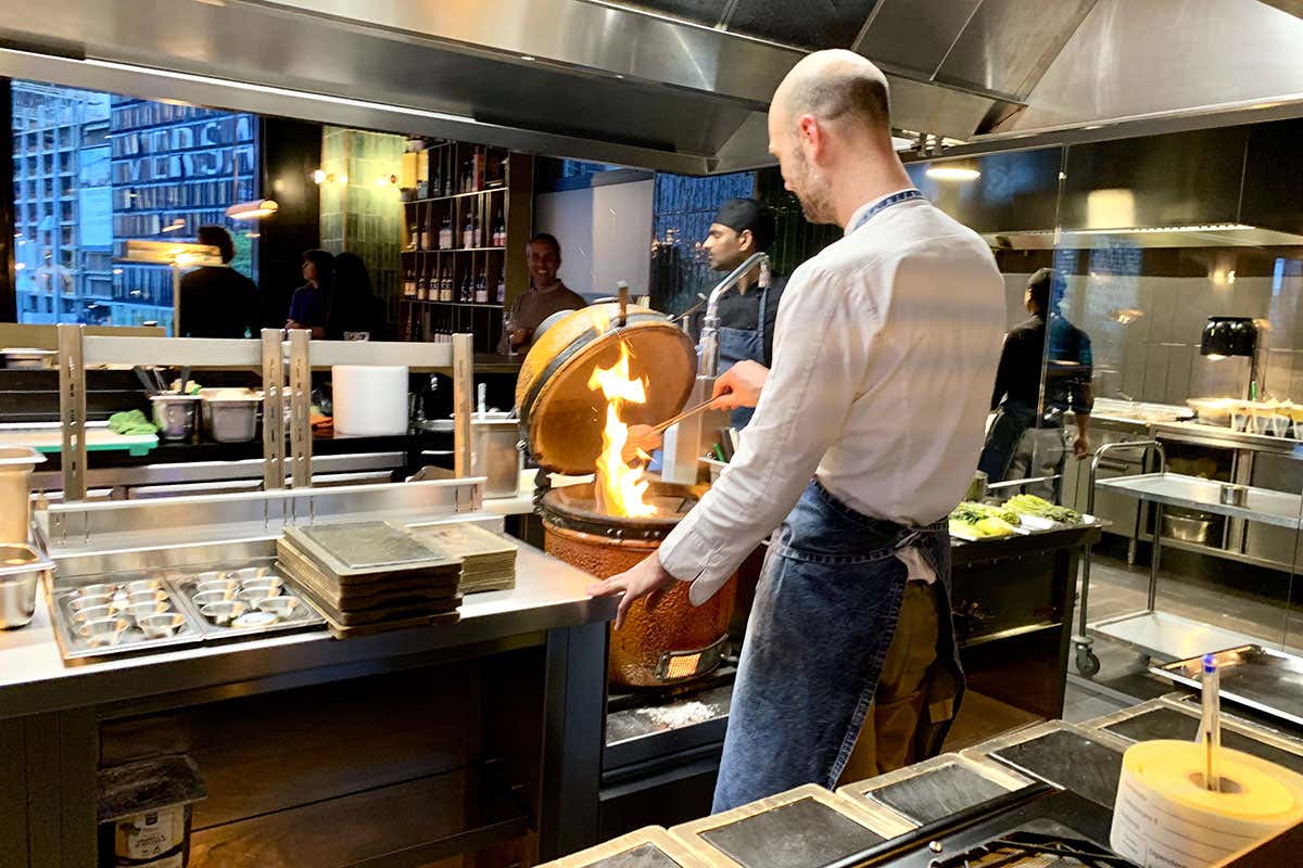 Stefano Francescon all'opera Il menu da acquolina in bocca di Al Mercato Steaks