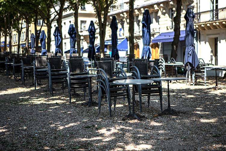 Il coprifuoco in vigore dalle 18 sta dimostrando un'efficacia relativa - Il coprifuoco alle 18 non basta: La Francia pensa ad altre restrizioni Il coprifuoco in vigore dalle 18 sta dimostrando un'efficacia relativa - Il coprifuoco alle 18 non basta: La Francia pensa ad altre restrizioni