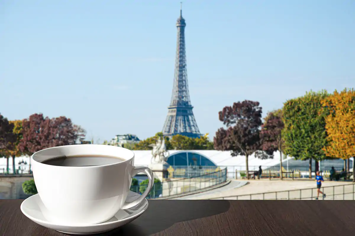 Parigi riapre i bar, Londra frena Le strategie europee sulla ripresa