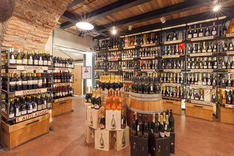 (Il Franciacorta stacca tuttiÈ il vino più venduto del 2018) (Il Franciacorta stacca tuttiÈ il vino più venduto del 2018)