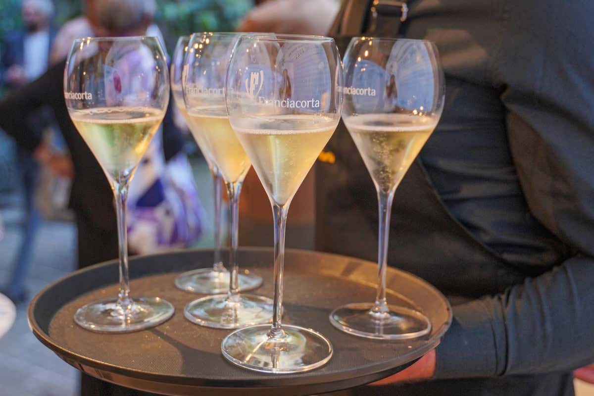Franciacorta, 2023 in chiaroscuro: meno bottiglie, ma aumenta il prezzo