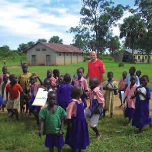 Franco Manna con bambini africani