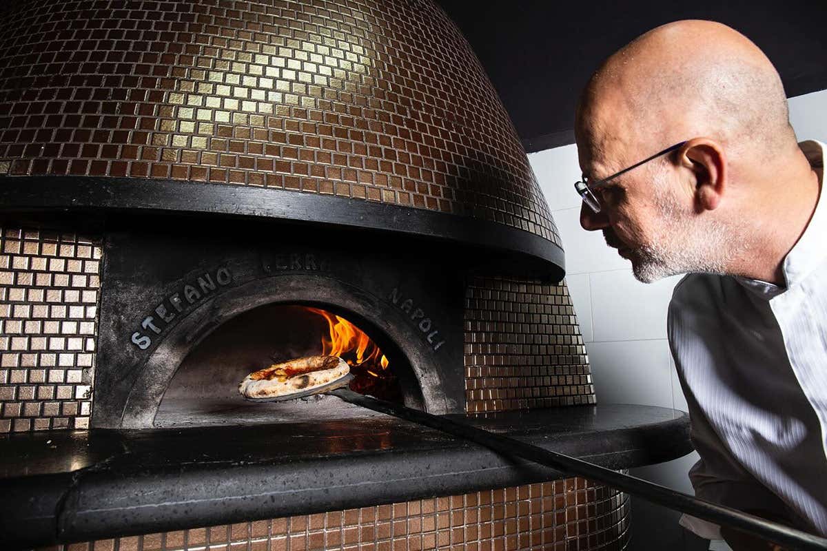 Franco Pepe al lavoro davanti al forno