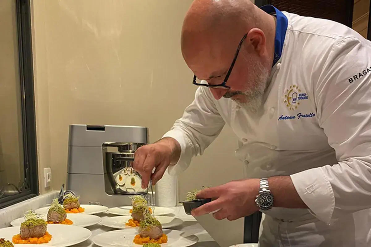 Antonino Fratello impiatta una delle portate Riconoscere il vero olio d'oliva, un dovere per il mercato e la propria salute