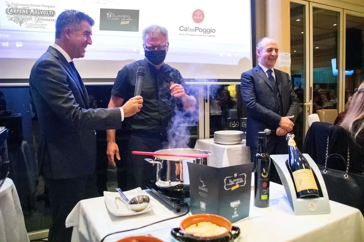 Da sinistra, Alberto Stocco, Marco Stocco (ai fornelli) e Domenico Scimone Il Gusto della sfida, il prosecco Carpen&egrave;-Malvolti affronta la cucina dei fratelli Stocco