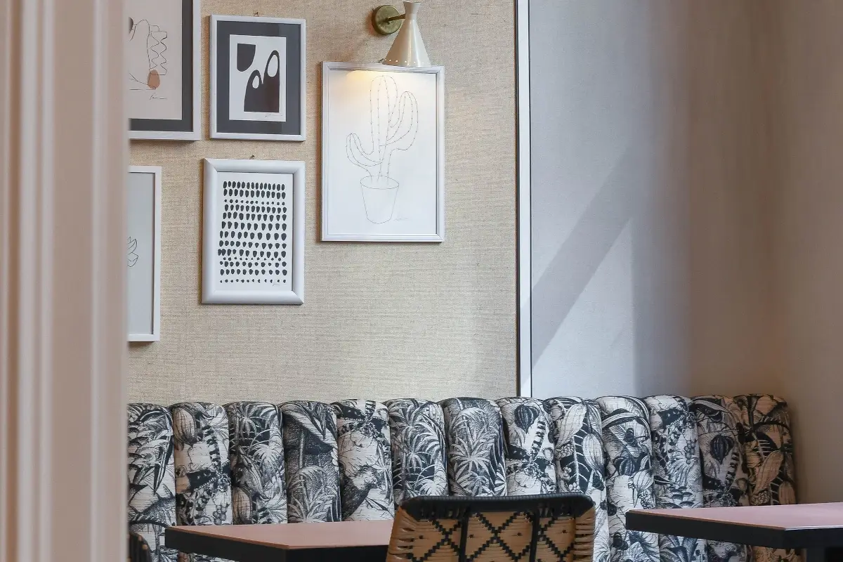 Gli interni (Foto Benedetta Bassanelli) Fresco, informale e accogliente: a Pavia c'&egrave; Fratellino Caff&egrave; e Pizza