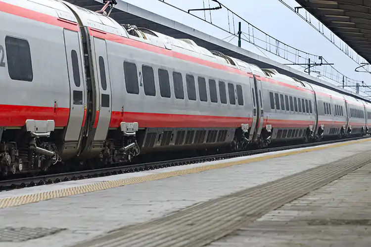 Si tratta di due Frecciarossa no-stop Roma-Milano In partenza i due Frecciarossa Covid free: tampone gratis anche in stazione