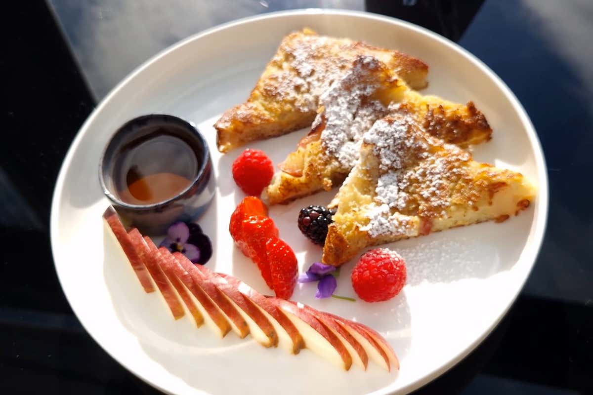 La Mela Annurca conquista la colazione con il French toast dell'Hotel De Bonart