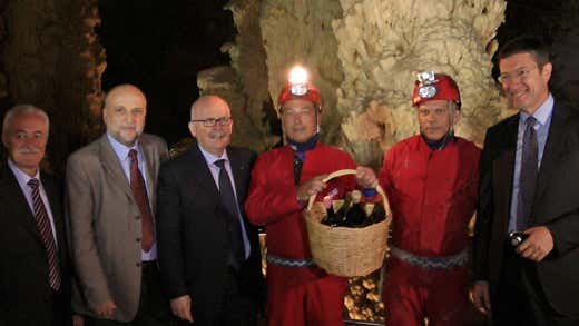 da sinistra: Giuseppe Medardoni, Giancarlo Sagramola, Alberto Mazzoni, due speleologi delle Grotte di Frasassi e Paolo Petrini da sinistra: Giuseppe Medardoni, Giancarlo Sagramola, Alberto Mazzoni, due speleologi delle Grotte di Frasassi e Paolo Petrini