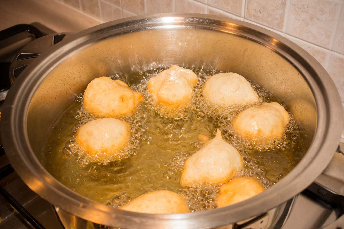 Olio d'oliva o di semi: qual è il migliore (e più salutare) per friggere? Olio d'oliva o di semi: qual è il migliore (e più salutare) per friggere?