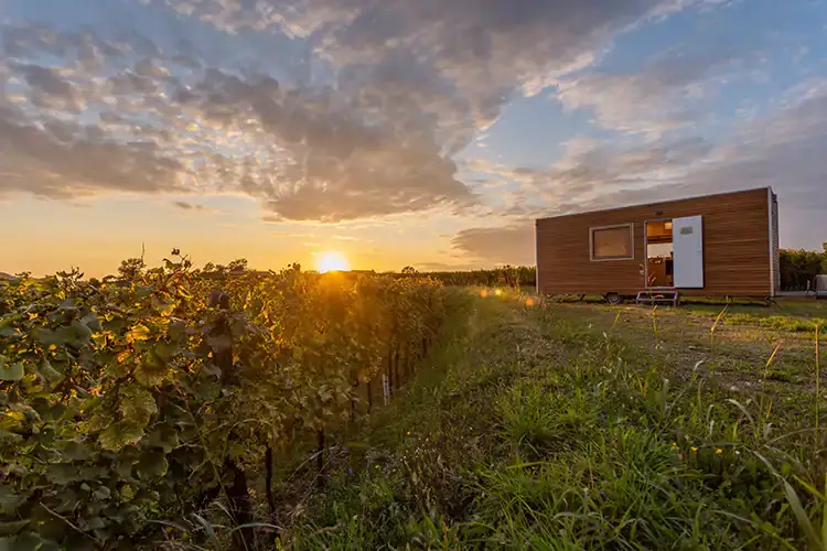 Con Friland si pu&ograve; affittare una mini casa completamente autosufficiente Vacanza immersi nella natura?S&igrave; con la mini casa su ruote ed eco