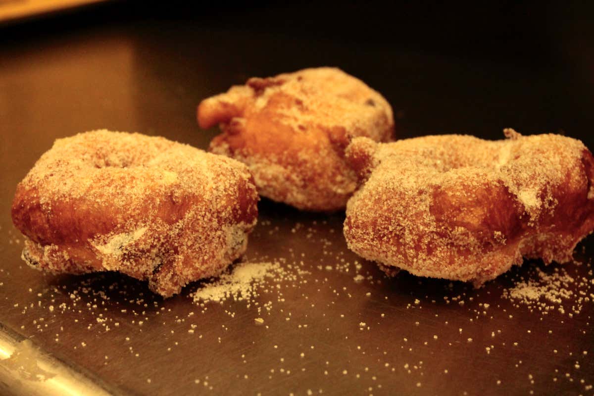 Fritole pronte a essere gustate Venezia, tra i sapori del Carnevale la regina &egrave; la frittella