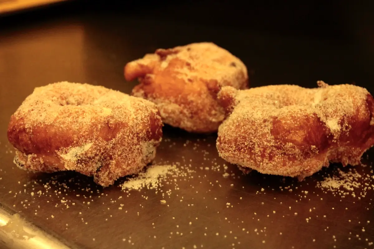 Fritole pronte a essere gustate Venezia, tra i sapori del Carnevale la regina &egrave; la frittella