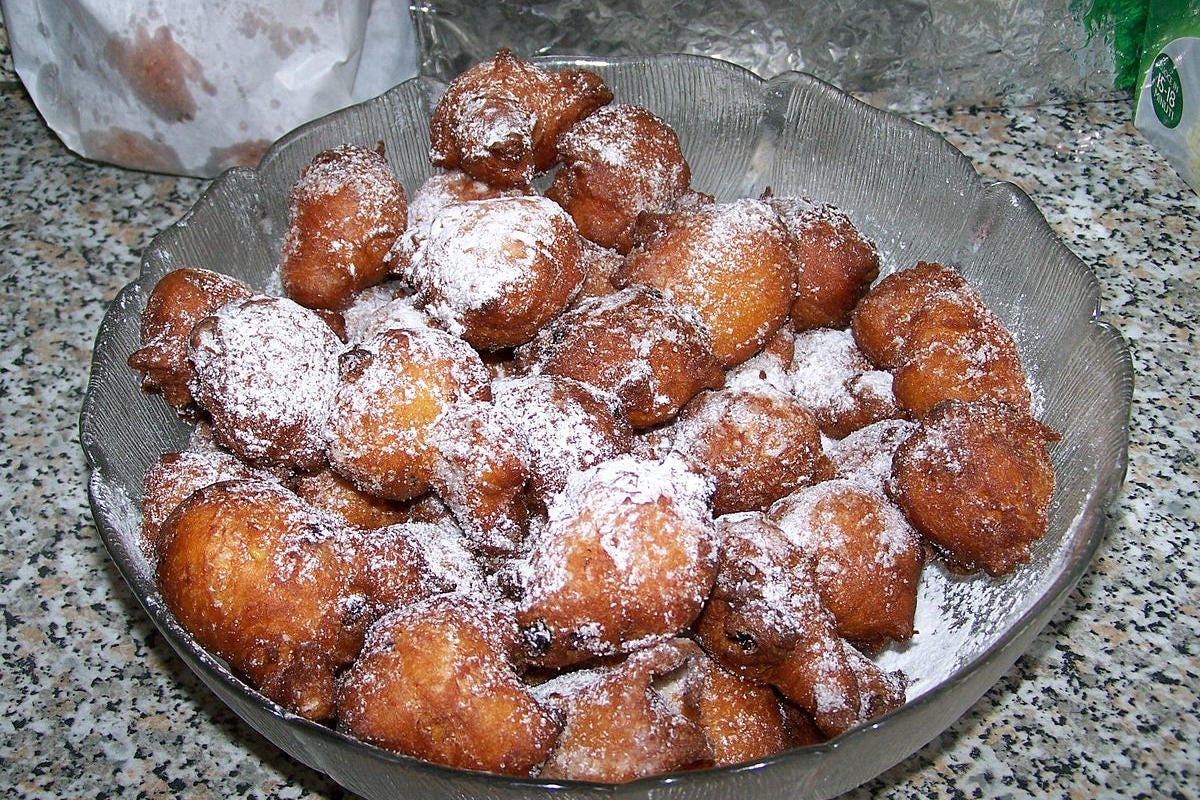 Frittelle, fra i puù classici dolci di Natale del nord Italia Dolci tradizioni di Carnevale. Da nord a sud regna il fritto