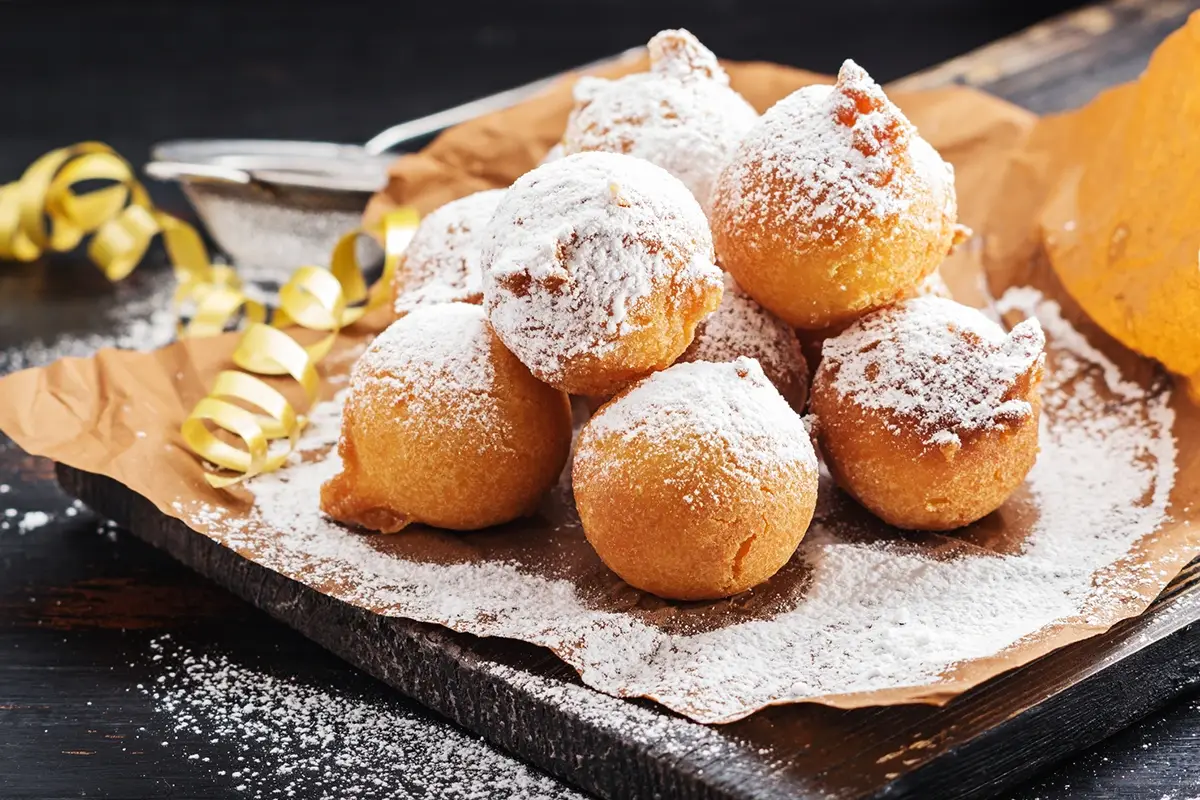 Le frittelle In Italia non si rinuncia al carnevale tra maschere, sfilate ridotte e dolci