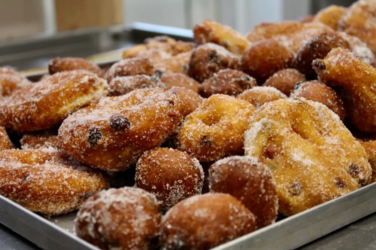 Le frittelle veneziane Venezia, tra i sapori del Carnevale la regina &egrave; la frittella