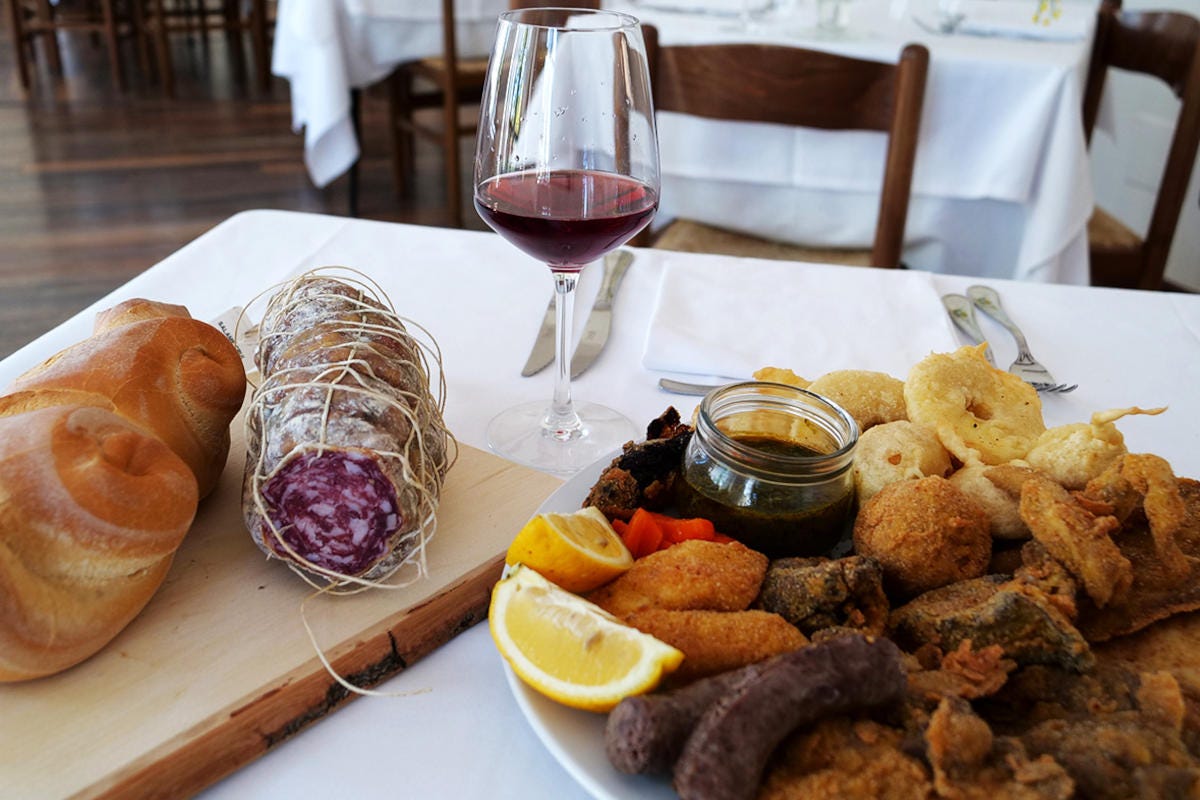 Il fritto misto alla Monferrina è ottimo accompagnato dal Grignolino, vino del territorio del Monferrato 