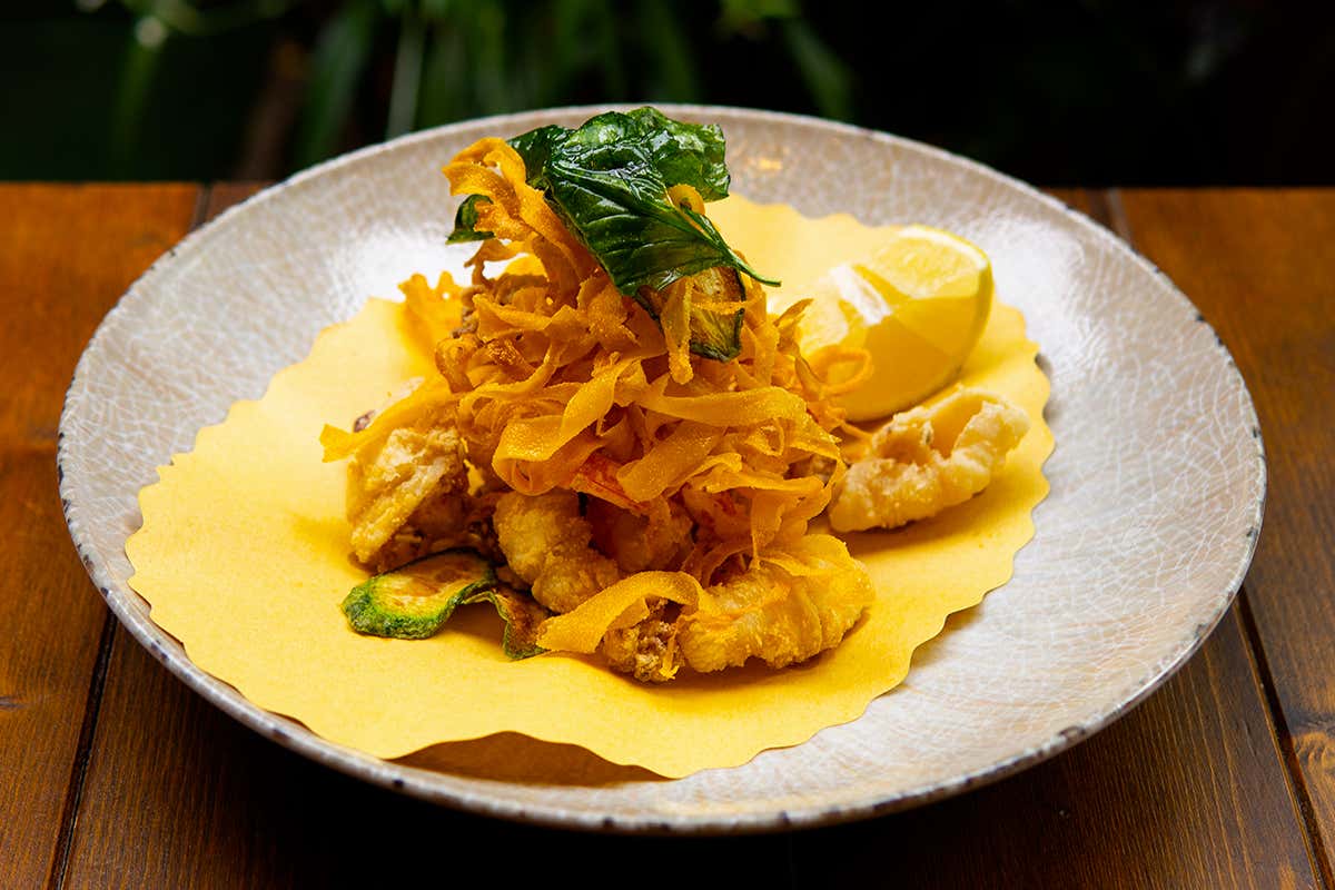 Frittura di calamari e gamberi con verdure croccanti