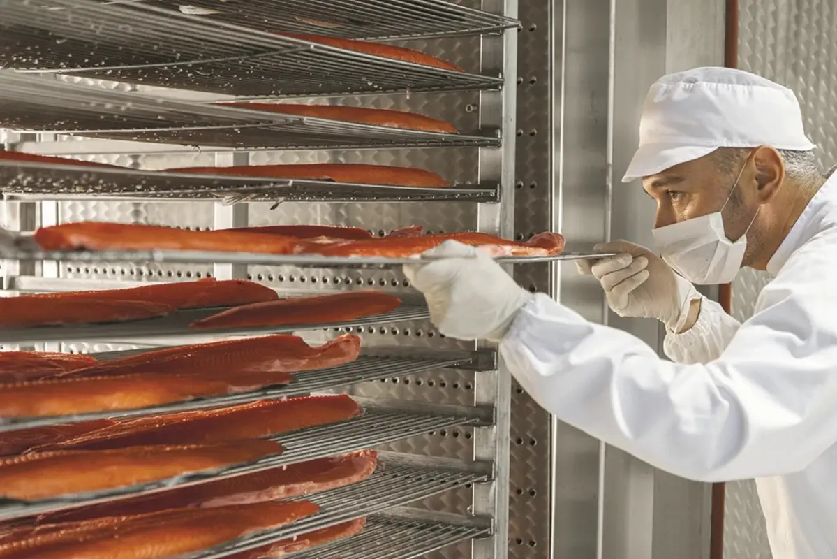 Lavorazione minuziosa della materia prima Il San Daniele ha la sua regina: la trota salmonata