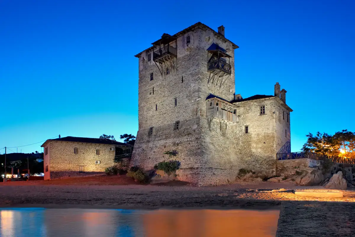 Alla torre bizantina di Ouranopoli c'è il confine a terra verso il Monte Athos, da qui ci si può imbarcare (solo maschi) se c'è un permesso per i pellegrinaggi Mare turchese, miele, polpi e Dolmadaki, ecco la Grecia del nord che non ti aspetti