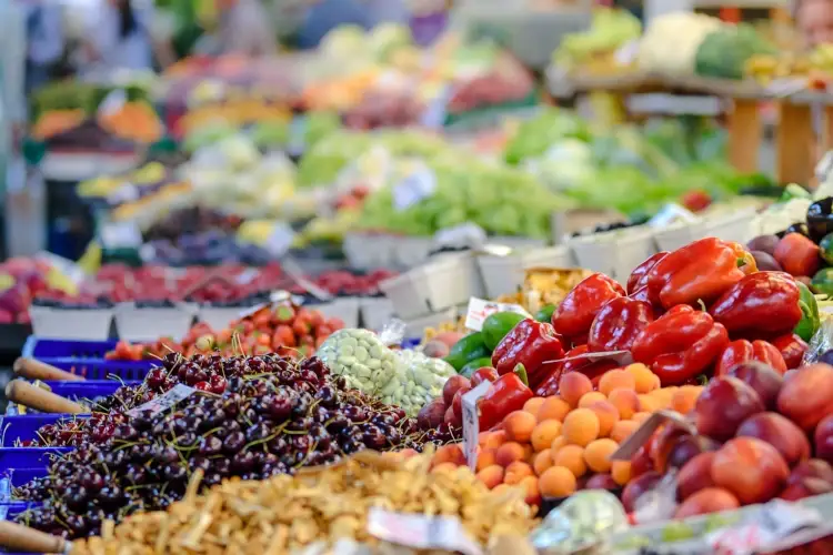 Inflazione: +9,4% prezzi delle verdure spingono gli alimentari