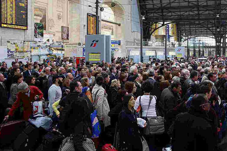 La stazione di Milano affollata - La corsa folle fuori dalla Lombardia Se scappare è un male del 2000 La stazione di Milano affollata - La corsa folle fuori dalla Lombardia Se scappare è un male del 2000