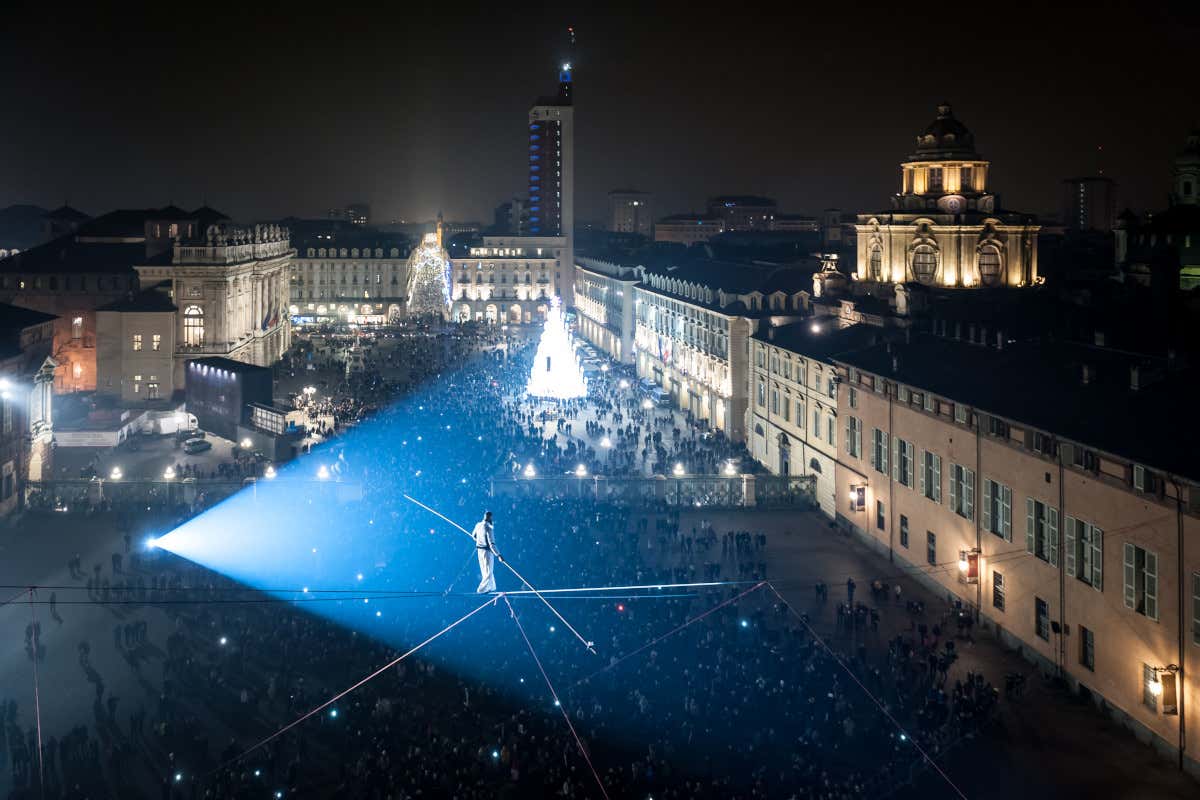Andrea Loreni durante uno spettacolo a Torino Un funambolo sopra le risaie per dire che l'agricoltura è arte ed equilibrio Andrea Loreni durante uno spettacolo a Torino Un funambolo sopra le risaie per dire che l'agricoltura è arte ed equilibrio