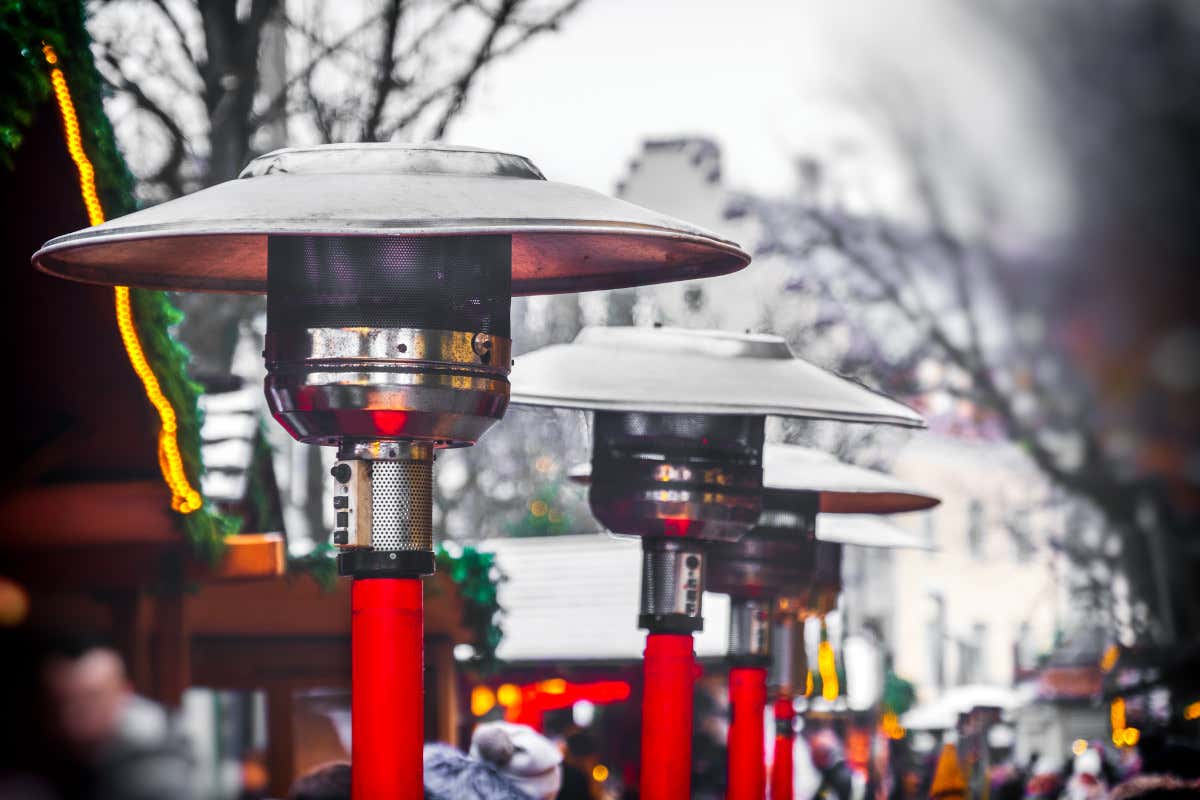 I funghi riscaldanti utilizzati durante la brutta stagione Caro bollette: addio ai funghi riscaldanti e dehors al freddo