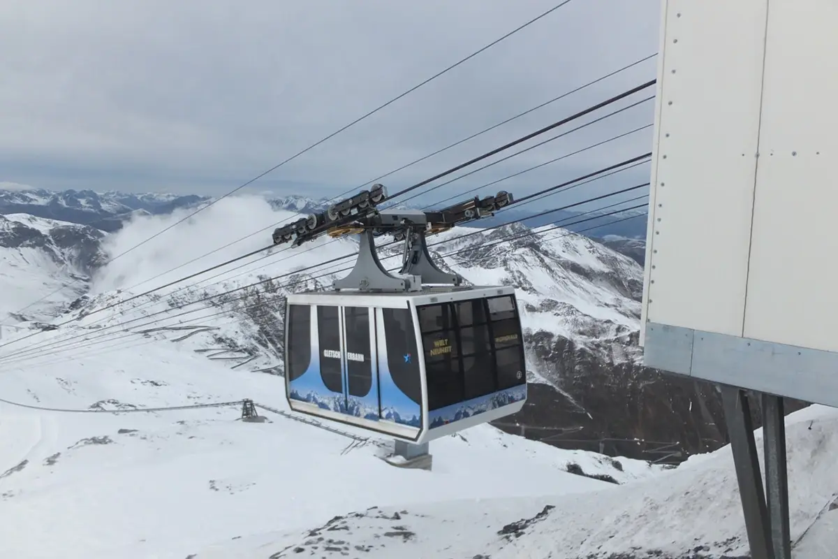 Lo Stelvio posticipa ancora l&rsquo;apertura degli impianti di risalita Stelvio, funivia ancora ferma. Sciano solo gli ospiti degli hotel in quota