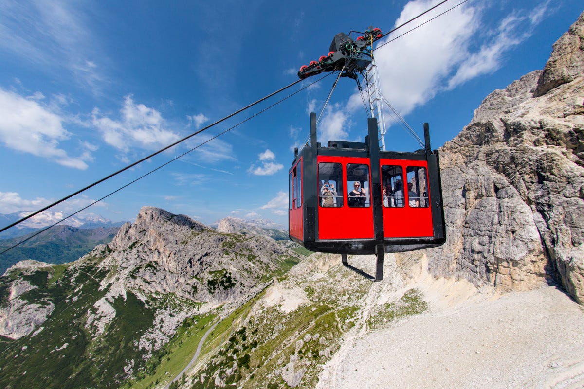 La funivia Lagazuoi Cortina d'Ampezzo inaugura un'estate di bici montagna e cultura