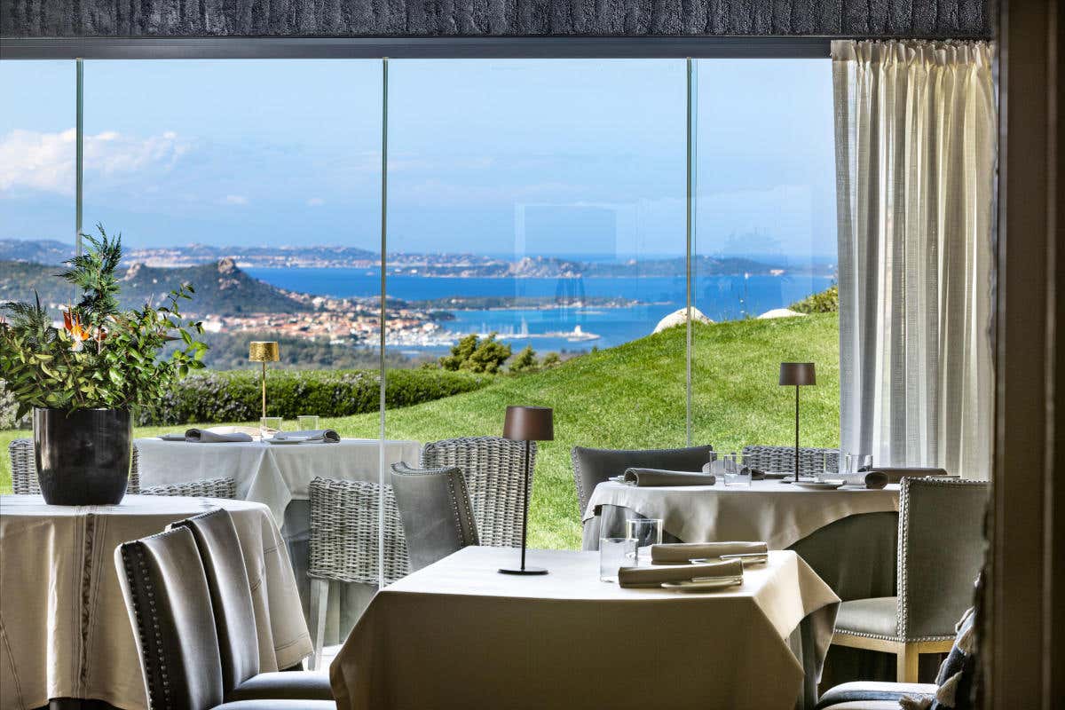 La vista sulla costa dal ristorante Il fuoco sacro Petra Segreta: un resort tra lusso e riservatezza in Sardegna