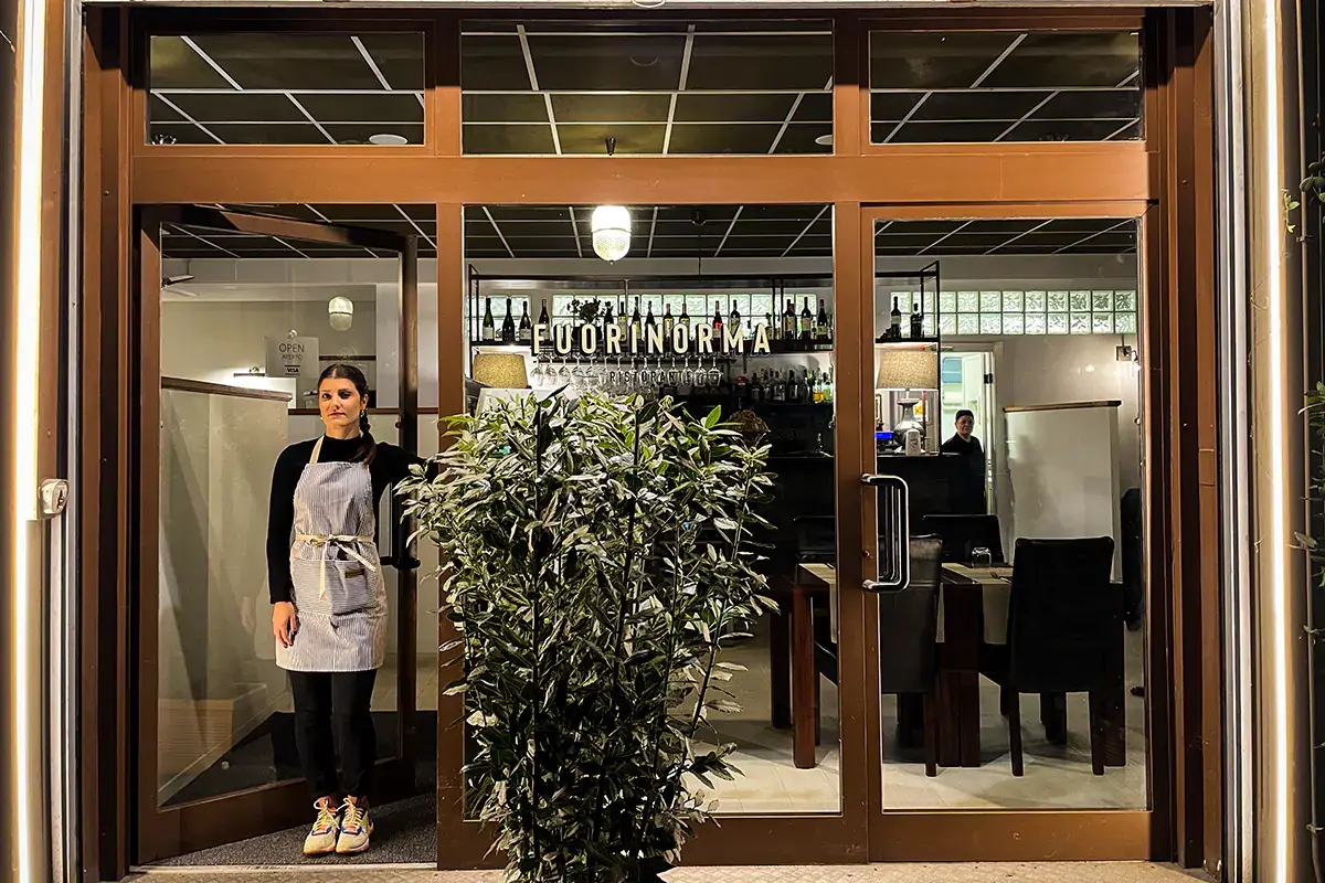 L'ingresso del Fuorinorma a Roma Semplice, fresca e stagionale la cucina di Fuorinorma &egrave; a misura di sostenibilit&agrave;