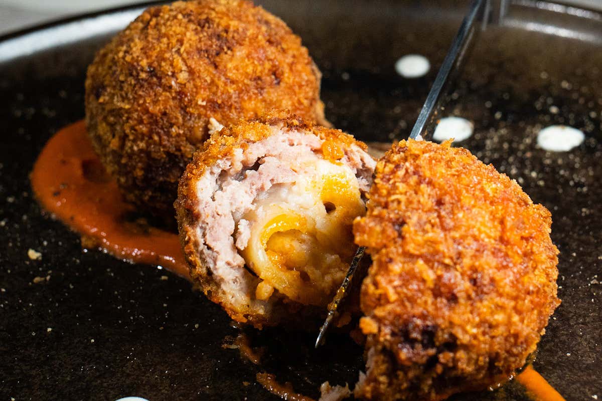 Polpette alla Amatriciana con dentro una sorpresa a base di pasta Una cucina Fuorinorma ma piena di gusto all’Ostiense